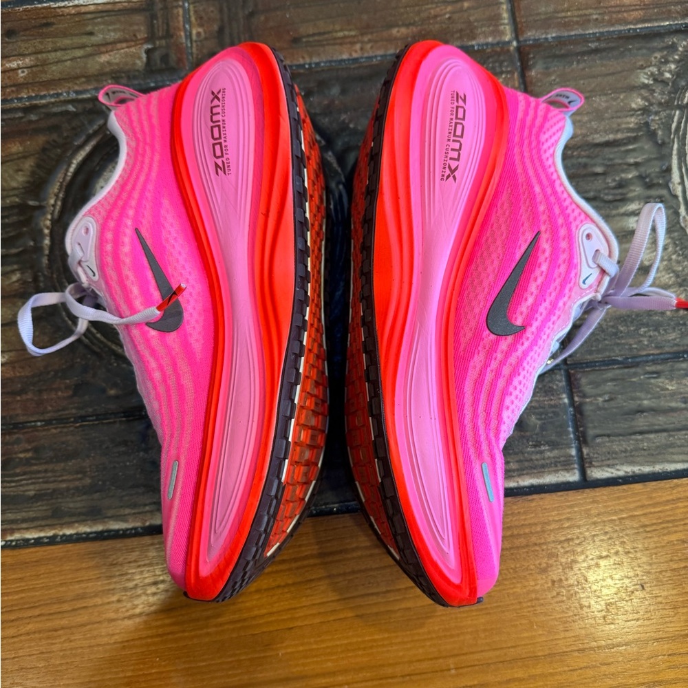 Nike Women's Vomero Plus in Hyper Pink